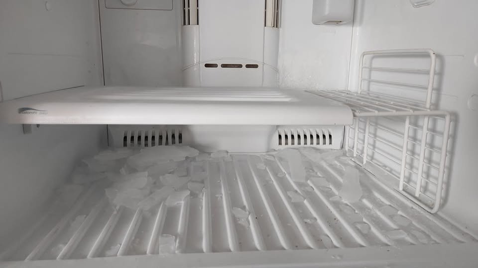 Congélateur qui ne fait plus de froid : diagnostiquer le compresseur et le thermostat