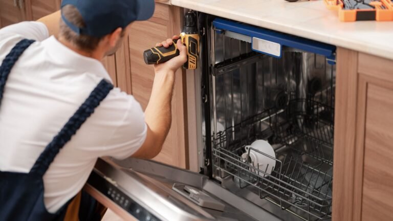 Bruitage ou fuites d&rsquo;eau sur un lave-vaisselle : comment les éliminer