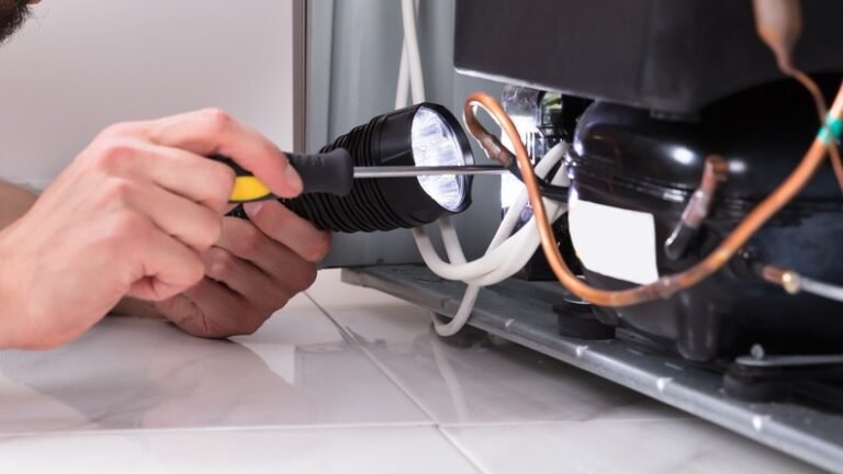 Fuite de gaz réfrigérant sur un congélateur : détection et réparation