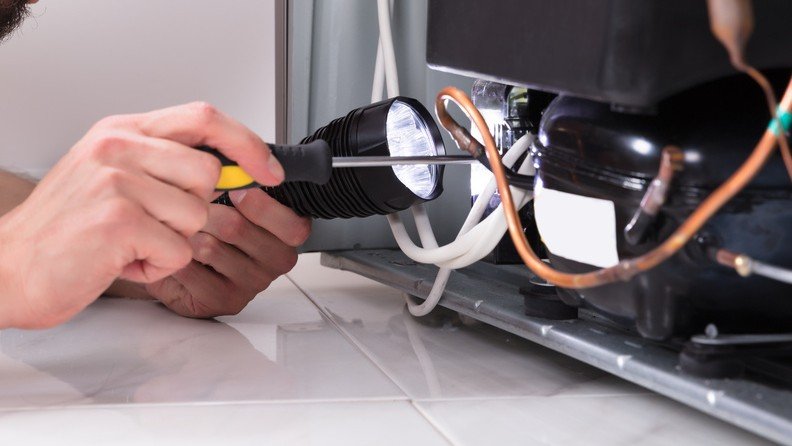 Fuite de gaz réfrigérant sur un congélateur : détection et réparation