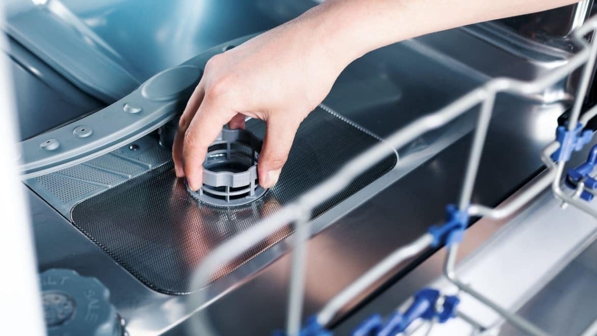 Problème de vidange ou d&rsquo;arrivée d&rsquo;eau sur un lave-vaisselle : comment réparer la pompe